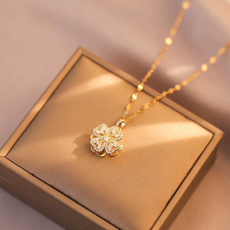 Women's rotating necklace: let elegance flow around the neck